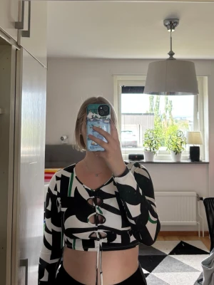 Festtopp - Flerfärgad festtopp från Monki. Använd ett fåtal gånger (2-3ggr). Fin detalj med så hål i fram☺️ Storlek S