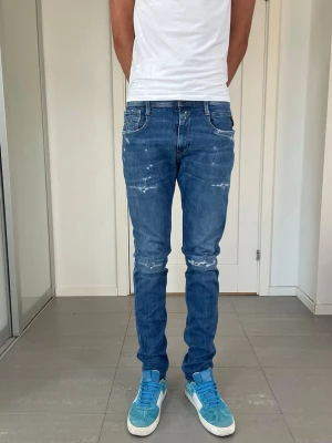 Replay Anbass Jeans  - Säljer nu dessa Replay Anbass Jeans, W32 o L34 med mått ca 40 o 110 cm. skriv för fler bilder/frågor🙌🏼