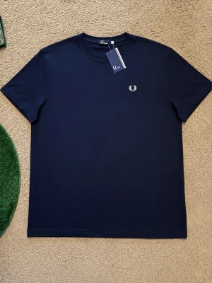 Marinblå t-shirt från Fred Perry LARGE - Snygg marinblå t-shirt från Fred Perry som är marin blå och size large