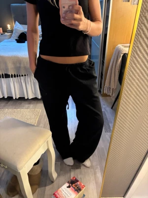 Svarta linnebyxor Gina Tricot  - Säljer ett par svarta sköna linnebyxor från Gina Tricot i storlek M🩷