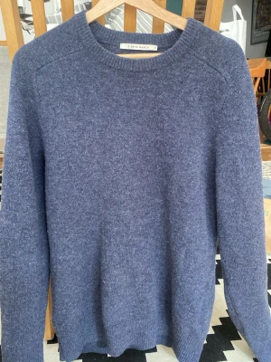 Stickad tröja - Stickad tröja i lammull från A Day’s March i storlek M. Sparsamt använd, modellen heter Brodick Lambswool. Pris kan diskuteras!