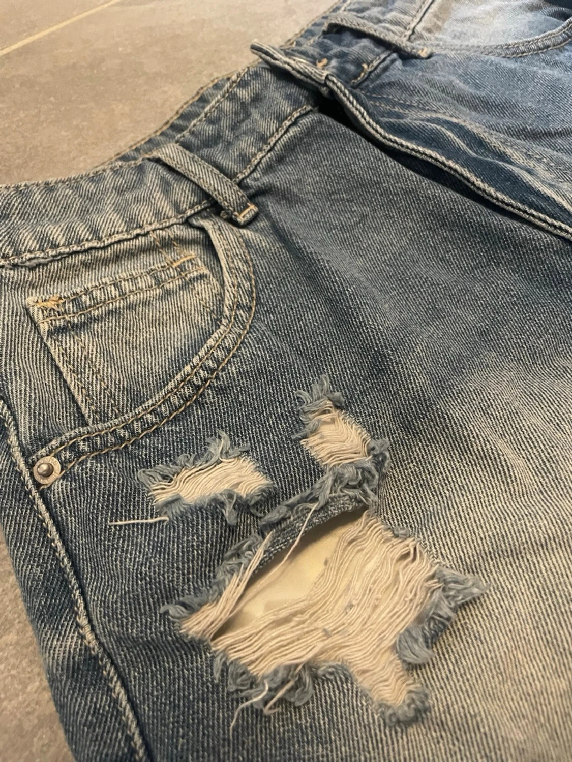 Blå slitna jeansshorts - 1
