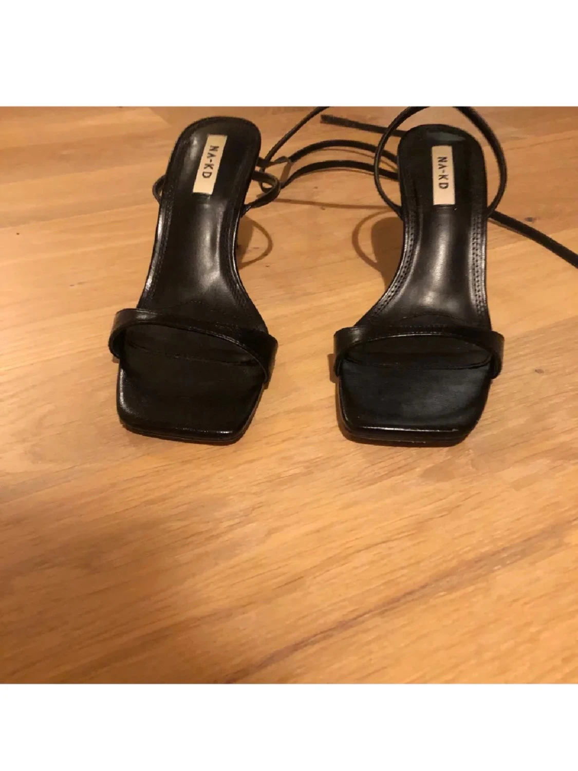 Svarta pumps med snörning och klack - 1