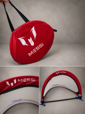 Messi mini mål - Säljer ett hopfällbart fotbollsmål med röd ram och vit nätvägg. Målet kommer i en rund, röd väska med handtag och Messi-logga. Perfekt att ta med till parken eller trädgården. Materialet är slitstark textil och nät, och det ingår markpinnar för att fästa målet.