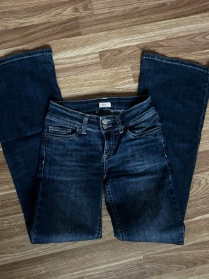 Mörkblå bootcut jeans från Nelly - Snygga mörkblå bootcut jeans med klassisk femficksmodell och dekorativ vit brodyr på bakfickorna. Jeansen har en lätt tvättad look och vida ben. Perfekta för dig som gillar retrostil och vill ha ett par jeans som sticker ut. Orginal pris 699kr från Nelly, dom är i väldigt bra skick. Säljer då jag inte använder längre. Pris går att diskutera💕💕
