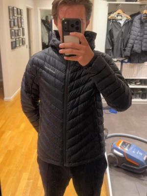 Peak Performance Dunjacka  - Säljer min helt nya och oanvända dunjacka från peak performance, köpt på dormy för drygt ett år sedan men aldrig kommit till användning.  Storlek L Jag på bilden är 180cm o väger 73 kg och den är lite stor på mig   Nypris 2995kr som på bilden men syns lite dåligt.  Först till kvarn!  Priset kan diskuteras vid snabb affär! 