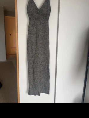 Adoore Forli slip dress  - Aldrig använd midi klänning från Adoore. Modellen heter Forli. 