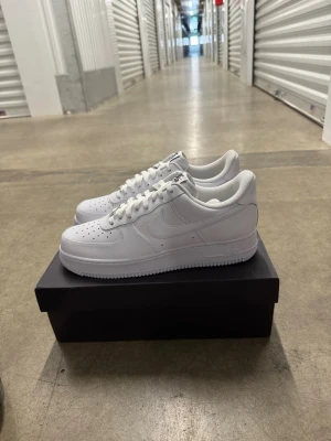 Nike Air Force 1 '07 Flyease sneakers, vita, strl 45 - Helt nya oanvända Nike Air Force 1 '07 Flyease sneakers, vita, strl 45  Skorna har inte blivit använda eller testade. Original kartong medföljer.  Nypris hos Nike 1400 kr!