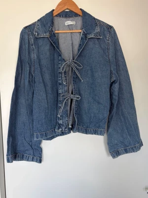 Jeanstopp - Fin topp i jeans med knytdetaljer. 