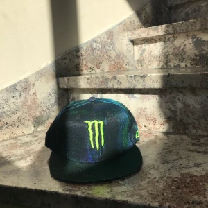 Monster keps - En mörk grön keps med skimrande glitter. storlek 58cm 🧃🌲