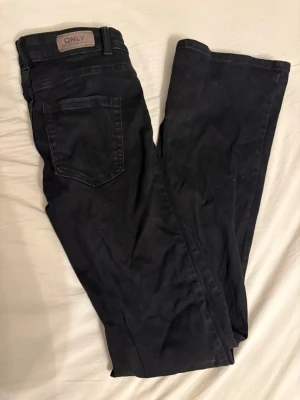 Only bootcut jeans  - Midwaist, stretchiga och den är i en lång modell!
