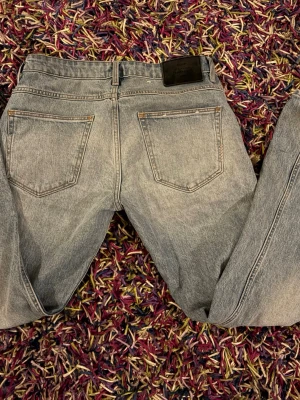 Nuew Lou straight - Säljer ett par nuew jeans i ljusblå som är i modell Lou straight modellen, de är relaxad men sitter bra, väldigt bra skixk, säljer för jag inte använder så mycket, nypris 1250