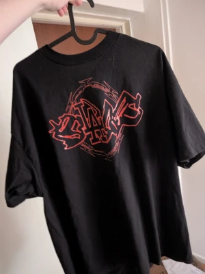 BLADEE black and red t shirt XL - använd typ 2 gånger Xl kan mötas i stockholm swish cash eller crypto frakt funkar också