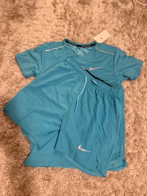 Nike -  Säljer detta helt nya och oanvända Nike Miller dressen i en snygg blå färg.