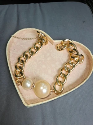 Halsband - Säljer ett coolt halsband med guldkedja och stora pärlor ett kaxigt halsband Kan även hämtas I Partille