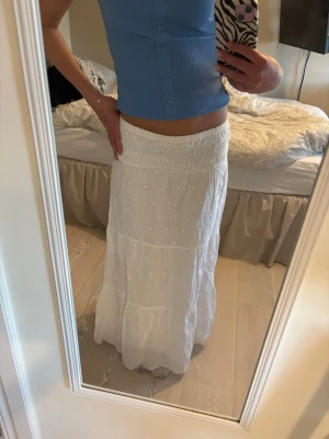 Vit långkjol - En jättefin vit långkjol från Gina i storlek 158/165😊
