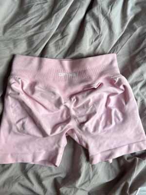 Rosa dfyne shorts  - Dfyne shorts i light rose som vid tillfället är slutsålda. Storleken XS. Köpta för cirka halvår sen💕