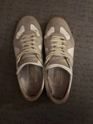 Maison margiela - Schyssta välanvända maison margiela som har mycket kvar att ge! Skriv vid funderingar.
