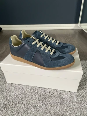 Maison margielas - Säljer ett par marinblå Maison margielas i storlek 43. Skorna är väldigt fina och passar perfekt nu till sommaren. Kom privat vid minsta lilla och pris går givetvis att diskutera🍾🍾