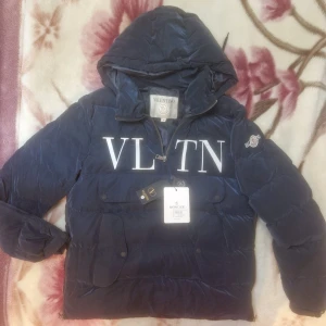 Jacka - Helt ny jacka inte använd. Valentino X Moncler jacka. Går och scana.
