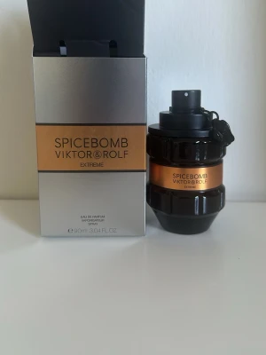 Spicebomb Extreme parfym - Spicebomb Extreme från Viktor & Rolf är en Eau de Parfum med intensiv och kryddig doft. Flaskan har en unik granatliknande form i svart och kopparfärg med metalliska detaljer. Förpackningen är stilren i silver och koppar. Volymen är 90 ml.