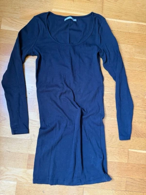 Svart långärmad topp från 157 - En svart långärmad topp från 157 med rund halsringning. Toppen är i en mjuk och stretchig bomullsblandning och har en slim passform som sitter snyggt på kroppen. Perfekt att styla med jeans eller kjol. . Skriv privat för fler bilder eller om du har några frågor💗