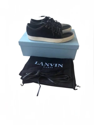 Lanvin skor svart/vit - Säljer nu dessa väldigt fräsha skor. Skorna är något använda men fortfarande i fint skick🤝  Man får med allt som är i bild ✅                              Alltid frakt inom 24/h ✅                                           Hör av er vid funderingar eller bud😊 Följ gärna för att inte missa nya dropps💫🔥