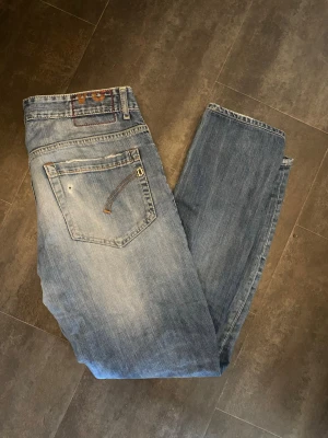 DonDup Jeans Slim - Obs!! modelen är 185 cm 80 kg! Storlek 34 men passar mer som 33 i mitt tycke!  Snygga italienska jeans från Dondup – ett premiummärke känt för sin skräddarsydda passform och unika tvättar. Denna modell heter "Sugar" i tvätten "Spoiled" och har en snygg ljusblå/blå kontrasttvätt med naturligt slitna partier som ger jeansen personlighet och karaktär.  Detaljer: 100% bomullsdenim med fint fall Klassiska fem-fickor med Dondups signaturdetaljer i bakfickan Skriv ifall ni vill ha bild med dem på!