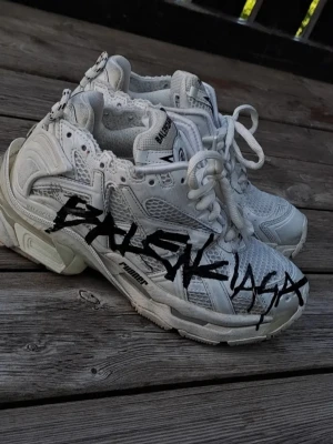 Balenciaga runner graffiti white and black - Balenciaga runners graffiti black and white