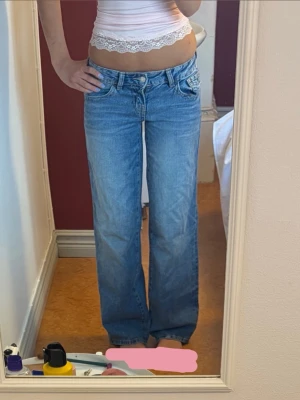 blåa ” baggy ” jeans från gina! - säljer mina jätte snygga baggy jeans från gina tricot, har använts 1-2 gånger så är i princip i ny skick. Jeansen är slutsålda på gina och går inte att få tag på längre. Bara att skriva för fler frågor!!💕
