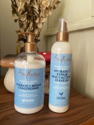 Shea Moisture Manuka Honey & Yogurt balsam och balsamsprej - Shea Moisture Manuka Honey & Yogurt balsam (använd en eller två gånger) och balsamsprej (öppnad men ej använd). Passar bra för lockigt eller vågigt hår.