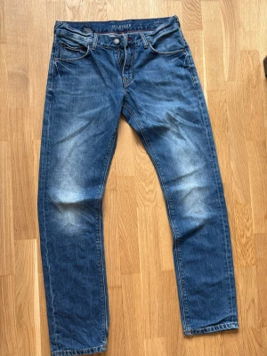Blå jeans från Hilfiger - Snygga blå jeans från Hilfiger med klassisk femficksdesign och smal passform. 