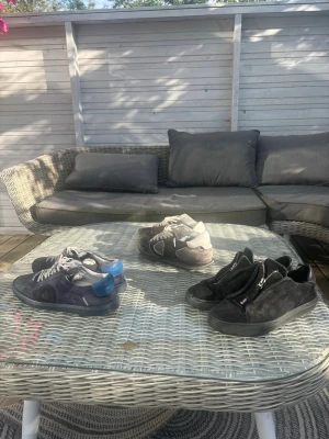 Två par sneakers i olika färger - Obs!!!! Philipe model finns inte kvar! Så är Oliver Cabell och Arigato jag säljer för 1750. Säljer tre par sneakers i olika färger från Oliver Cabell, Axel arigato och Philipe Model. Alla är i storlek 42. Det går att köpa enskilt men blir rabbar på alla 3 ifall man köper alla. Ett par är svart med dragkedja på sidan(Axel arigato), ett par är gråbeige med vita detaljering mocka (philipe model) , och ett par är mörkblå med blå häl och vita snören(Oliver Cabell). 