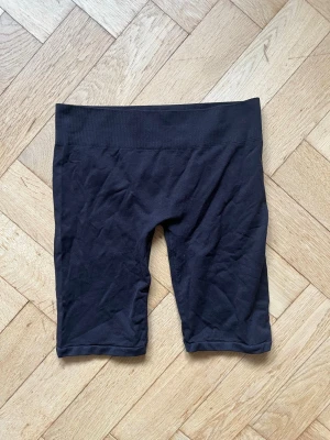 Cykelbyxor - Cykelbyxor i stretchigt material från Pieces strl M.
