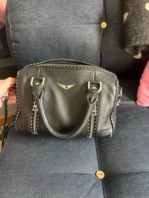 Zadig sunny bag  - Superfin Zadig väska i modellen sunny. Perfekt storlek. Bra skick, har lite slitningar i metallen så som Zadig väskor brukar få. 