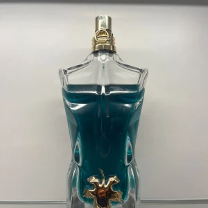 Jean Paul Gaultier Le Beau EDT 125ml - Säljer min JPG Le Beau EDT som har förvarats mörkt och torrt. Mängd kvar får ni bestämma själv. Men väldigt mycket kvar. OG förpackning medföljer. Parfym passar väldigt bra för sommaren men passar också väldigt bra året runt. Rekommenderar starkt denna doft! 
