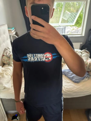 Djurgården t shirt mörkblå - Säljer den här t shortsen i small knappt använd 