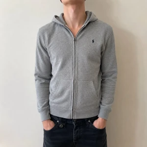 Ralph Lauren  - Tja! Säljer en Ralph Lauren Hoodie i storleken (S)-skick 9/10. Vid minsta lilla fundering hör av er!