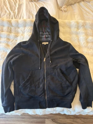 Burberry hoodie - Burberry hoodie som är sparsamt använd, bra skick. Storlek M                                                                                          Tillverkad i bomull                                                                         Kontakta mig vid frågor! 