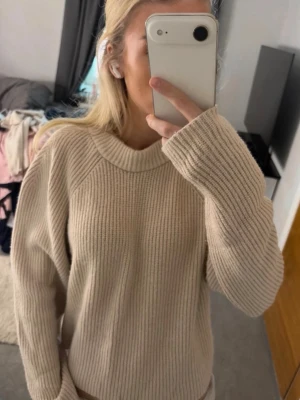 Stickad tröja  - Beige stickad tröja från Carin Wester 
