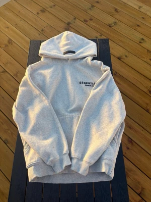 FOG Essentials Hoodie - Storlek: S (passar som XS), använt 1-3 ggr och perfekt skick. Startpris: 500kr
