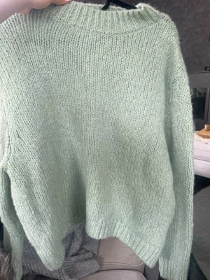 Ljusgrön stickad tröja - Mysig ljusgrön stickad tröja från Zara, köpt på Arkivet 🥹💗