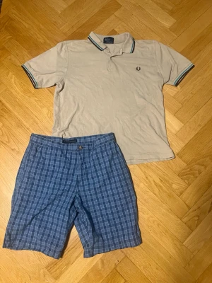 Komplett outfit fred Perry&tommy Hilfiger - En väldigt snygg outfit blåa shorts från Tommy Hilfiger 32 (M) & fred Perry piké beige, XL