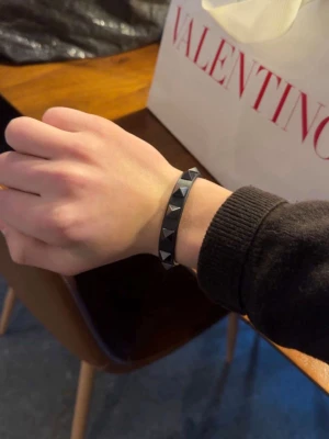 Valentino Armbands paket ( 2 st )  - Tjena, säljer två Valentino Armband nu. Ett hel- svart och ett Silvrigt. De svarta Armbandet är i lite bättre skick jämfört me de silvriga. Kommer erbjuda ett slags ”paketpris” för båda två! 