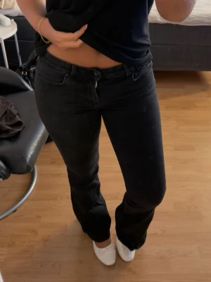 Lågmidjade jeans - Strl 27 längd 30, lite lite korta på mig som är 163 så skulle passa perfekt till 160 och kortare