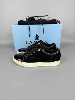 Lanvin Dbb1 Patent Cap Toe Sneaker Black | 41 - Svarta Lanvin-sneakers i mycket gott skick. Box, dustbag och nya snören ingår.