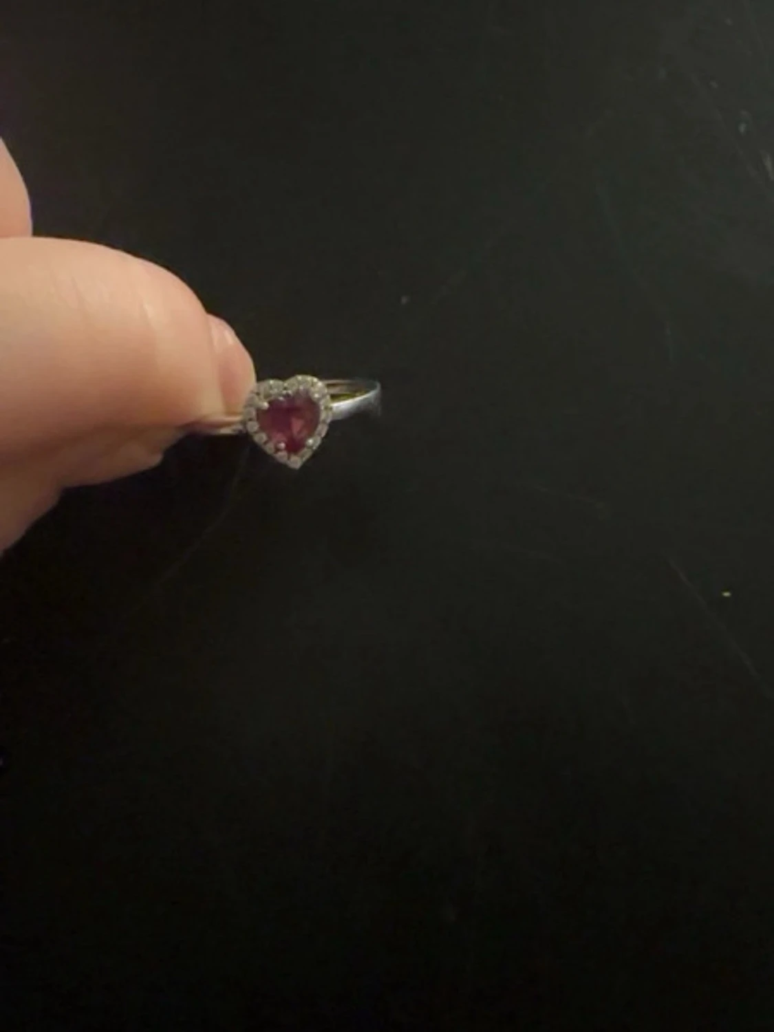 Silverring med hjärtformad röd sten