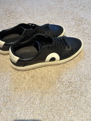 Svarta sneakers från Oliver Cabell - Skulle säga att det ser bättre ut i verkligheten än på bilden, pris kan sänkas vid snabb affär 