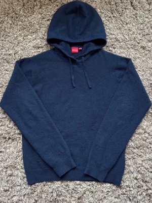 Mörkblå Kashmir hoodie - Mysig mörkblå Kashmir hoodie. Storlek 170/176 som motsvarar storlek M. As skön och snygg hör av vid erbjudande.