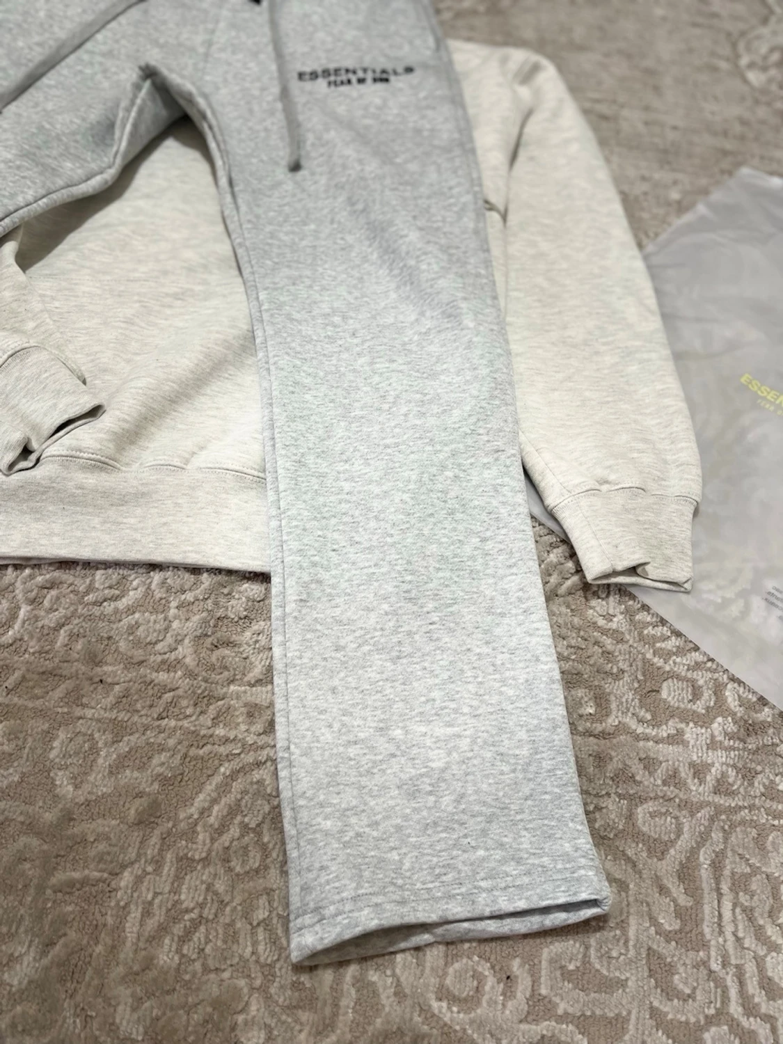 Grått Essentials set med hoodie & byxor - 2